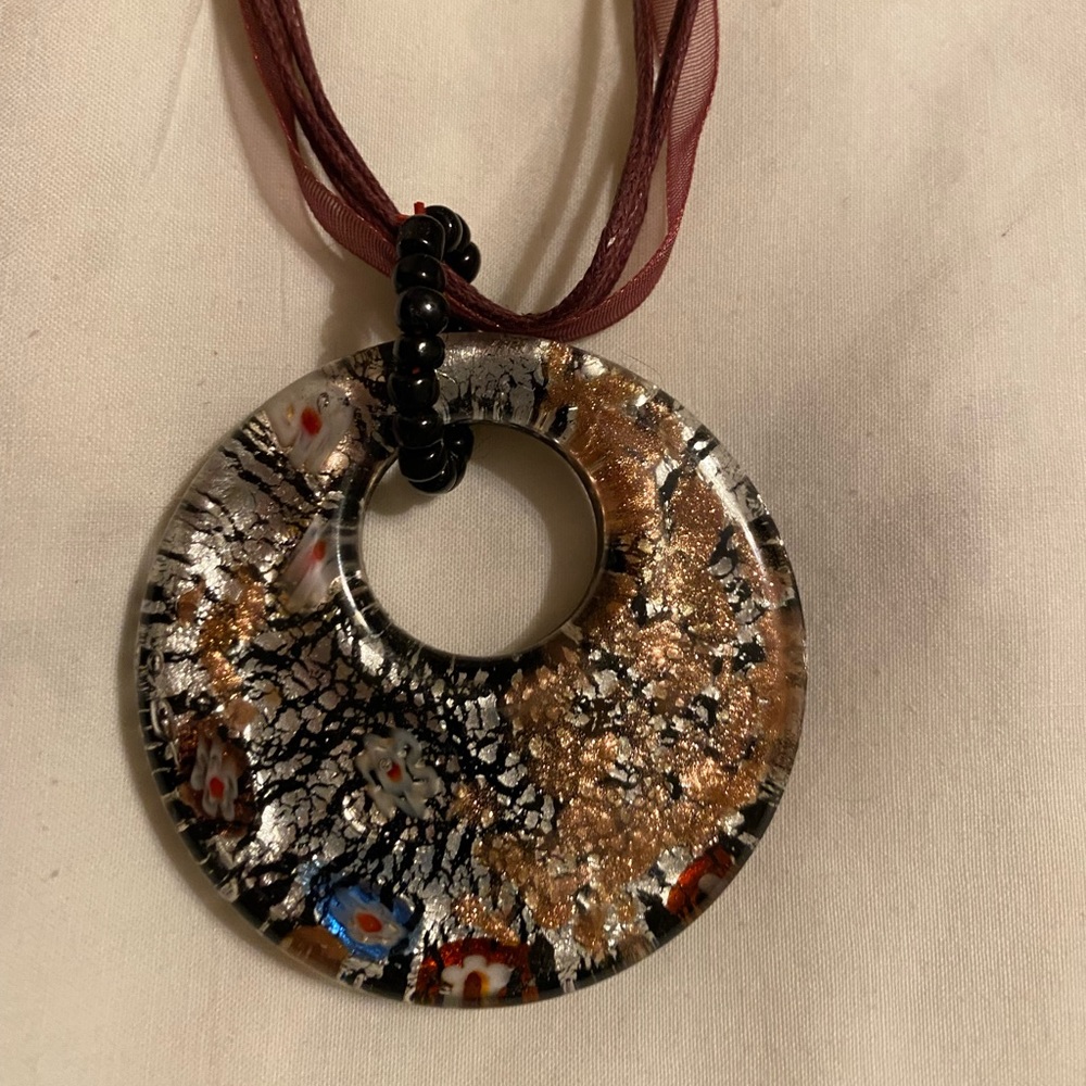 Jewelry necklace with glass piece